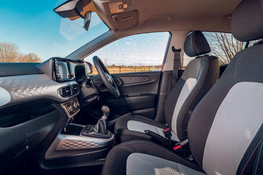 Интерьер Hyundai i10 2019 года  (UK) (фото 15 из 55)